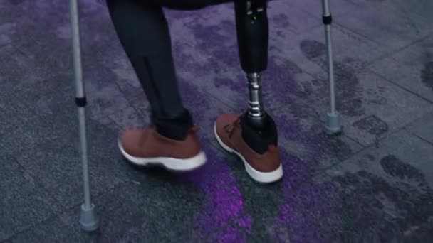 Mobilitätshilfen Hilfsmittel Künstliche Gliedmaßen Nahaufnahme Junger Mann Mit Beinprothese Gesehen — Stockvideo