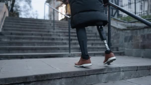 Escalada Para Discapacitados Apoyo Escalada Extremidad Artificial Acto Subir Escaleras — Vídeo de stock