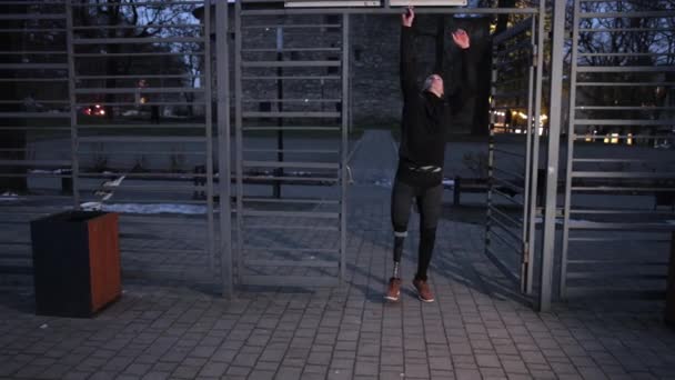 Sportbegeisterte Beinprothese Körperliche Betätigung Sportbegeisterte Mit Beinprothese Treiben Abends Sport — Stockvideo