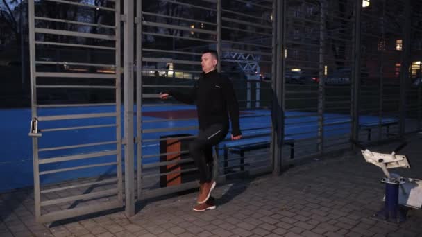 Молодой Человек Протез Ноги Физическая Активность Вечером Молодой Человек Протезной — стоковое видео