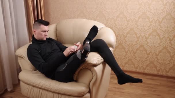 Leitura Interior Membro Protético Conforto Sofá Pessoa Com Membro Protético — Vídeo de Stock