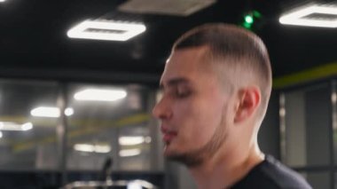 Atletik, Koşu Salonu, Erkek Koşu Değirmeni. Spor salonundaki spor aktivitelerine katılan genç adam koşu bandında koşuyor..