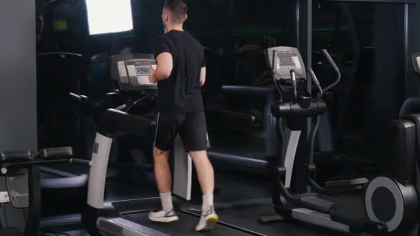 Männlich Athletisch Jugendlich Männlich Laufband Jugendlicher Mann Treibt Sport Fitnessstudio — Stockvideo