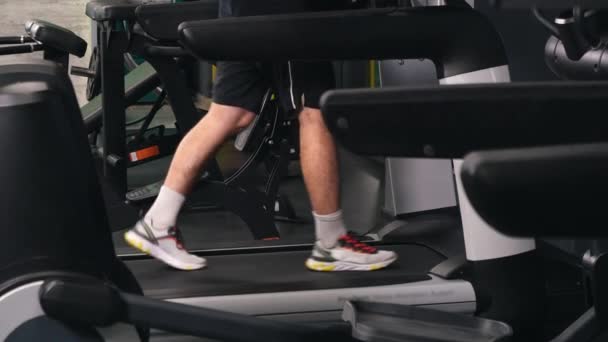 Gym Running Treadmill Workout Athletic Workout 약자이다 선수인 남자가 경기에 — 비디오