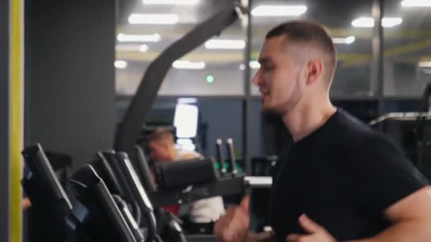 Gym Aktiviteter Atletisk Gym Löpband Löpning Unga Sportentusiastövningar Gym Genom — Stockvideo
