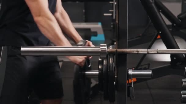 Barbell Weights Gym Barbell Setting Англійською Людина Встановлює Дзвоник Додатковими — стокове відео