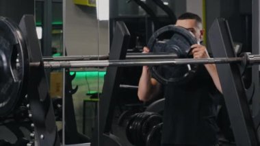 Erkek Ağırlıkları, Spor Ağırlıkları, Erkek Kurulumu. Spor salonundaki adam halterini düzenler, doğru ağırlıkları taktığından emin olur..