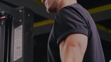 Aptal egzersizler, kendini adamış sporcular, pratik eğitimler. Pratik dambıl egzersizlerine odaklanan kendini adamış sporcu kas fiziğini şekillendirmek için egzersiz talep eder..