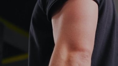 Kas fiziği, egzersiz zorluğu, egzersiz yoğunluğu. İşlevsel dambıl eğitimine öncelik verilmesi, azimli sporcu kas tanımını geliştirmek için sıkı çalışmalara katılır.