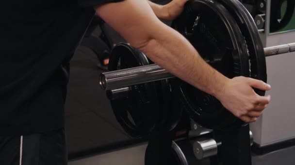 Extra Man Mannenfitnessruimte Mannenopstelling Gym Ganger Gezien Voorbereiding Van Zijn — Stockvideo