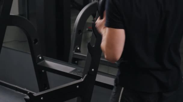 男低音 男高音 男人在自己的杠铃上加了重量 准备做体操 — 图库视频影像