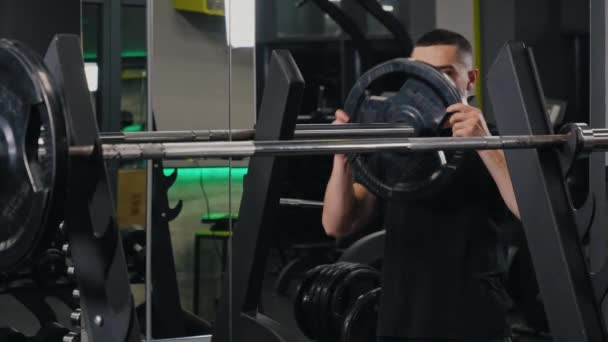 Mannen Gewichten Gym Gewichten Man Setup Man Sportschool Organiseert Zijn — Stockvideo