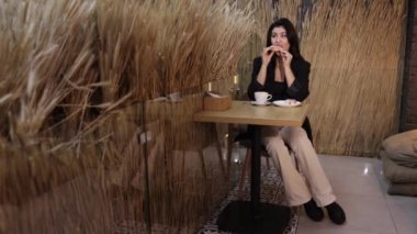 donut, donut ve tatlı şeyler yemek, tatlı şeyler. Fast food restoranında abur cubur yiyen genç ve güzel bir bayan, beslenme bozukluğu, aldatma yemeği, yiyecek dengesizliği, güzel genç bayan.