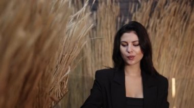 Yemek bitti, peçete mendili, esmer lokantası. Restoranda yemeğini bitirdikten sonra, esmer kadın yüzünü peçeteyle temizler..