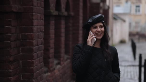 Handygespräche Spazierengehen Straßengeschwätz Während Sie Telefoniert Schlendert Junge Frau Über — Stockvideo