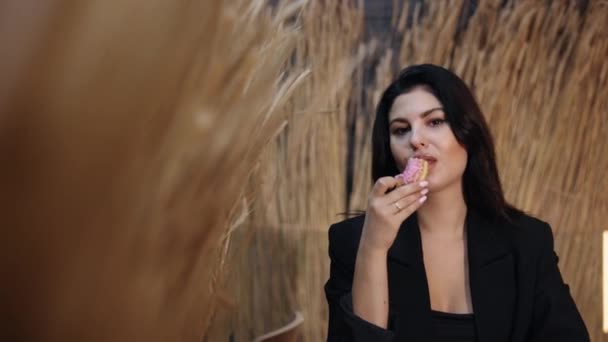 Malbouffe Beignet Bonbons Jolie Femme Dévouée Mangeant Des Beignets Décomposition — Video