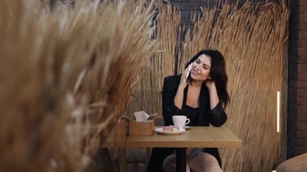 Ресторанна Розмова Мобільна Дискусія Кавове Задоволення Приваблива Жінка Сидить Ресторані — стокове відео