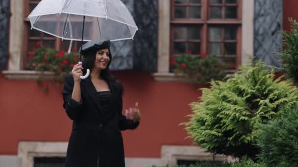 雨の散歩 チョコレート 髪の傘さまよう 雨の中 茶色の髪の女性が傘で散歩 — ストック動画