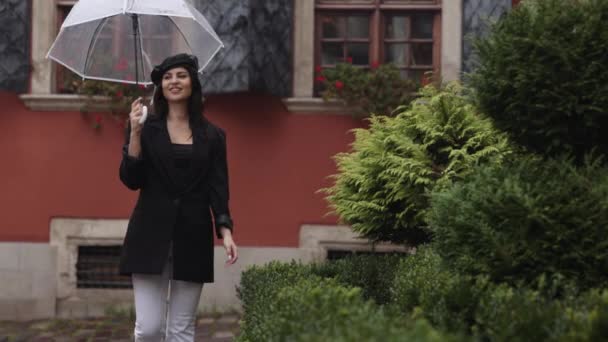 Doamnă Protejată Ploaie Brunetă Acoperită Umbrelă Ploaie Păr Castan Doamnă — Videoclip de stoc