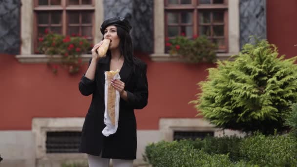 Kadın Yiyen Kadın Gezen Sokak Yemekçisi Sokakta Yürürken Kadın Somun — Stok video