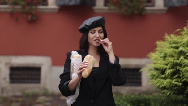 Caminhante Feminina Mastigar Pão Jantar Casual Caminhando Comendo Pão Mulher — Vídeo de Stock