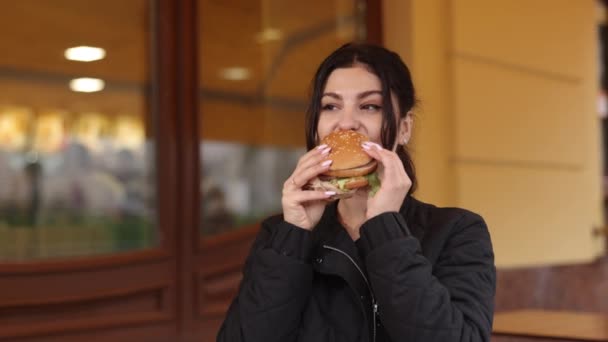 Hamburger Keyfi Günlük Yemek Yeme Restoran Çevresi Esmer Saçlı Genç — Stok video