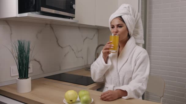 Morgonsaft Veganskt Engagemang Fruktkonsumtion Morgonen Smuttar Kvinnan Apelsinjuice Köket Med — Stockvideo