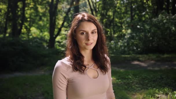 Красивая Женщина Смеется Над Парком Закате Портрет Улыбающейся Женщины Открытом — стоковое видео