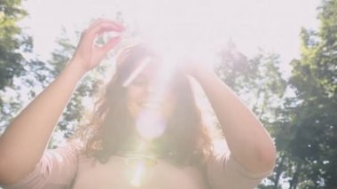 Kafasını sallayan, uçuşan saçlar, oynaşan kızlar, esmer saçlarıyla başını sallayan kadın mankenler çekici, beyaz, neşeli, neşeli, mutlu ve saçları sallayarak eğlenen seksi kadınlar.