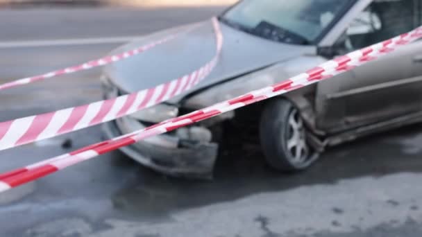被损坏 被毁的车 车祸中严重受损的车辆前部 用紧急胶带封锁起来 — 图库视频影像