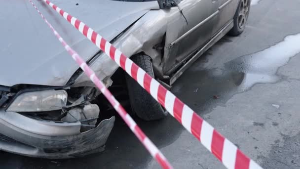 汽车撞车 碰撞碎片 汽车路障 汽车因碰撞而前部严重受损 用警戒带包裹 — 图库视频影像