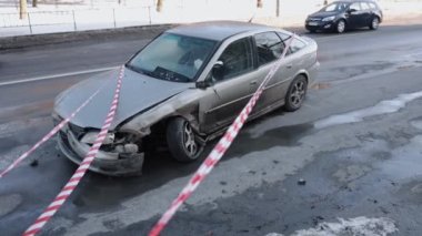 Kaza yeri, araba enkazı, çitli araba. Çarpışmadan sonra geniş çaplı hasar gören arabalar, dikkat bandıyla sarmalanmış..