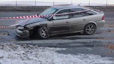 Yıkılmış araba, araba kazası, kaza. Hasarlı araba kaza üstüne acil durum bandıyla sarılmış, ön tarafı ezilmiş..