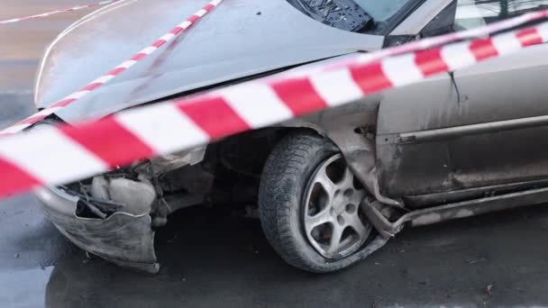 汽车残骸 危险的事故 汽车前部部分在事故后失事 被警戒带环绕 — 图库视频影像