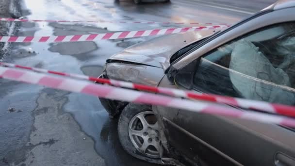 衝撃を受けたフロント 警告テープ 車両の残骸 警告テープで囲まれた事故後の自動車 壊れたフロント — ストック動画