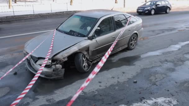 Cena Colisão Destroços Automóveis Carro Vedado Carros Frente Extensivamente Danificado — Vídeo de Stock