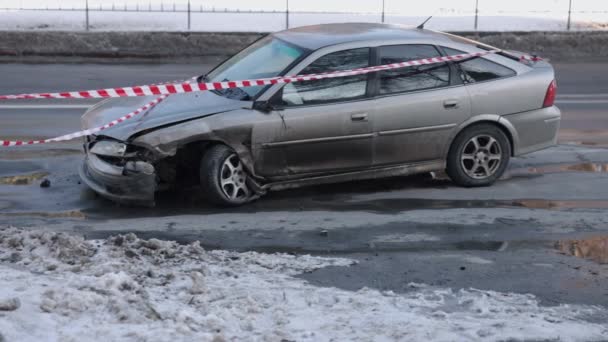 車の故障車の衝突事故 事故後に緊急テープで包まれた破損した車 フロントエンドが粉砕 — ストック動画