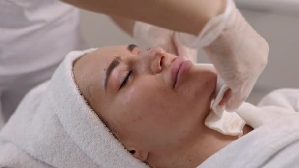 美容院 面部按摩 面部治疗 温泉美容观念 皮肤护理 美容院的女性面部按摩 接受面部按摩 — 图库视频影像