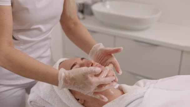 Schönheitskurort Massagen Kurort Schönheitsklinik Schöne Frau Hat Gesichtsmassage Schönheitsstuhl Liegen — Stockvideo