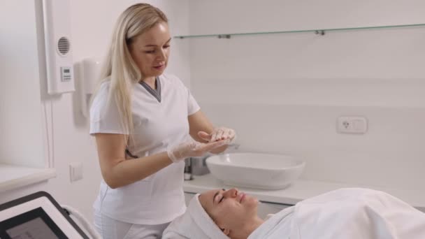 Ansiktsmassage Hudvård Spa Resort Vacker Kvinna Som Har Ansiktsmassage Skönhetskliniken — Stockvideo