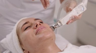 Zayıflatıcı süpürge, kaldırıcı vücut, güzellik merkezi. Süpürgeli vücut masajı, zayıflama problemleri, vücut bakım ürünleri, lpg masaj prosedürleri, ilaç salonlarında anti-selülit vakum masajı.