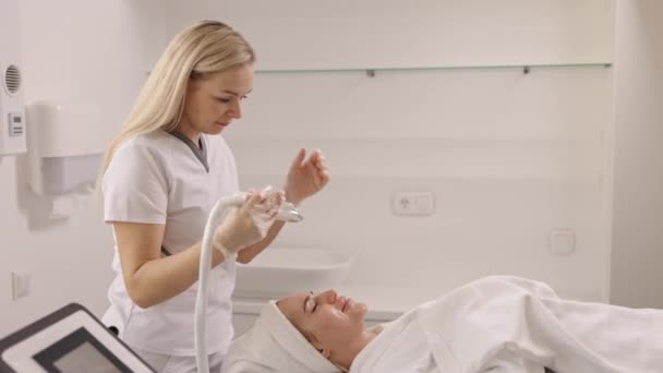 Ultrasone Werking Moderne Geneeskunde Dokter Cosmetoloog Massage Procedures Salon Vacuüm — Stockvideo