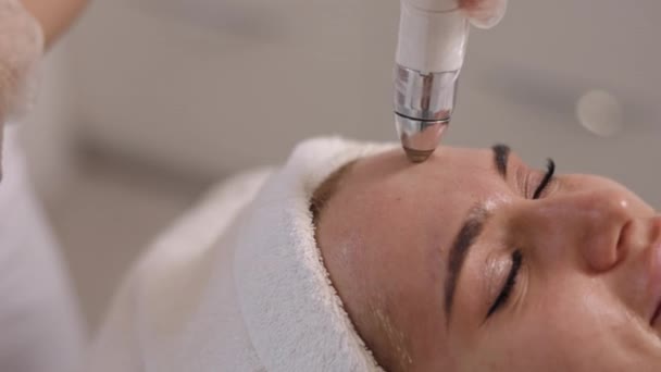 Microdermabrasie Peeling Gezichtsmassage Beauty Spa Jonge Vrouw Ontvangt Een Elektrische — Stockvideo