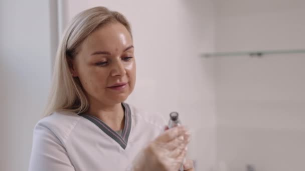 Cosmetoloog Bereidt Zich Voor Mondstuk Apparaat Portret Vrouwtje Portret Vrouwelijke — Stockvideo