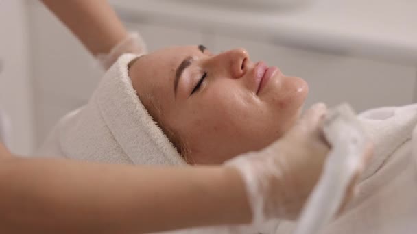 Kosmetologická Masáž Specialistka Ženy Revitalizace Pacienta Žena Kosmetoložka Provádí Detailní — Stock video