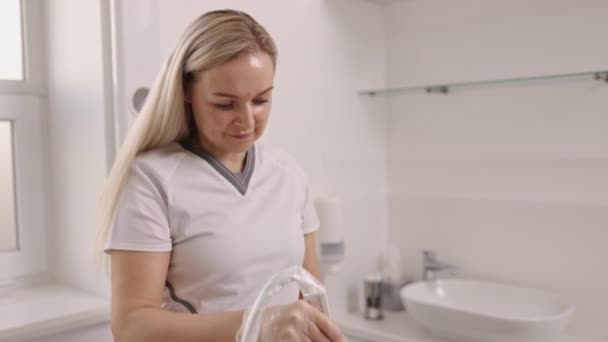 Huidverjonging Gezichtsverjonging Huidverjonging Met Behulp Van Vacuüm Tillen Massage Cosmetoloog — Stockvideo