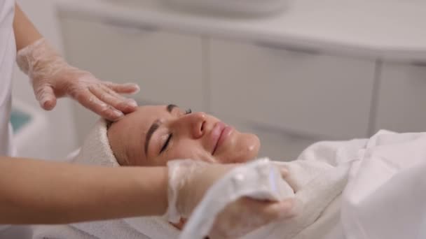 Stofzuigen Lifttechniek Huidverhoging Vrouw Huidverzorging Specialist Voert Vacuüm Tillen Massage — Stockvideo