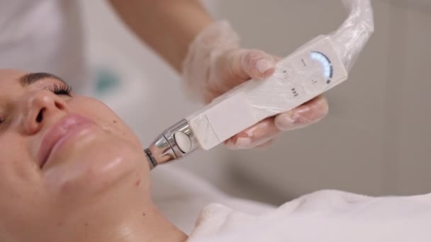女性专科医生 Skincare治疗 美容师对病人的皮肤进行真空提升按摩 以提高皮肤的年轻度和紧绷度 — 图库视频影像