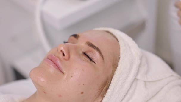 Revitalisierung Der Patienten Straffung Der Haut Schönheitstechniken Nahaufnahme Führt Eine — Stockvideo