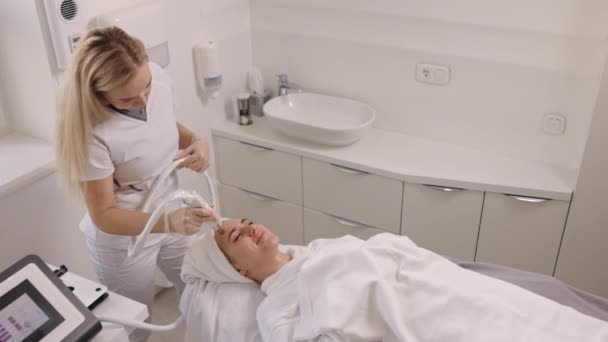 Cosmetologische Behandelingen Esthetische Procedures Cosmetische Verbeteringen Vrouw Die Cosmetoloog Voert — Stockvideo